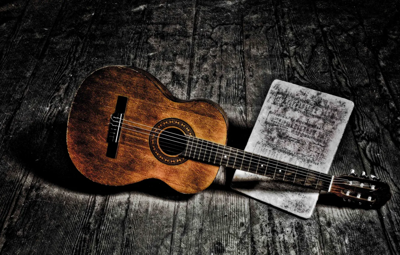 chitarra e spartito classico